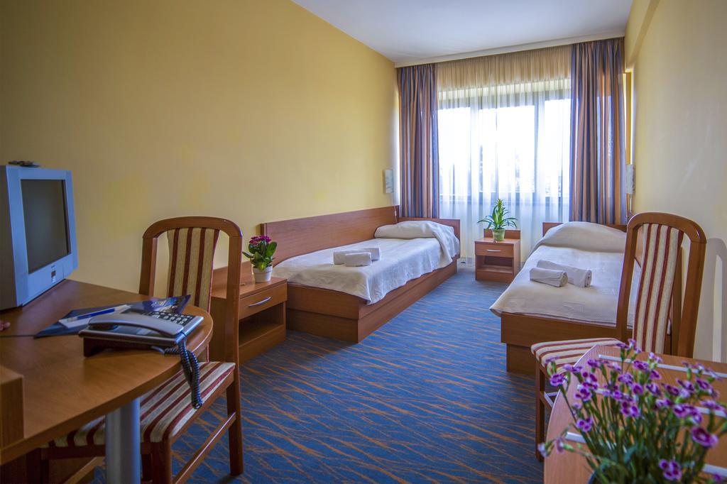 Duna Hotel Paks Exterior photo
